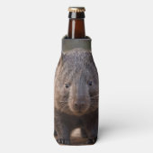 Chubby Charm: de Schattige Australische wombat Flesjeskoeler (Fles Voorkant)
