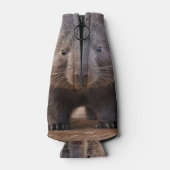 Chubby Charm: de Schattige Australische wombat Flesjeskoeler (Achterkant)
