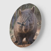 Chubby Charm: de Schattige Australische wombat Grote Klok (Hoek)