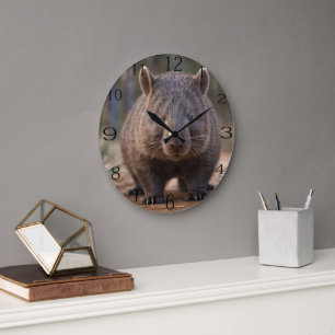 Chubby Charm: de Schattige Australische wombat Grote Klok