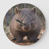 Chubby Charm: de Schattige Australische wombat Grote Klok (Voorkant)