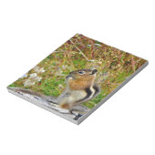 Chubby cute chipmunk on  on wood stump notitieblok (Linkerzijde)