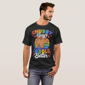 Chubby Guys Cuddle Better Gay Grizzly Bear Pride M T-shirt (Voorkant volledig)
