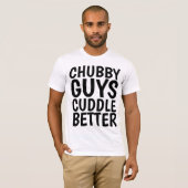 CHUBBY JONGENS KNUFFELEN BETER Grappig Mannen T-shirt (Voorkant volledig)