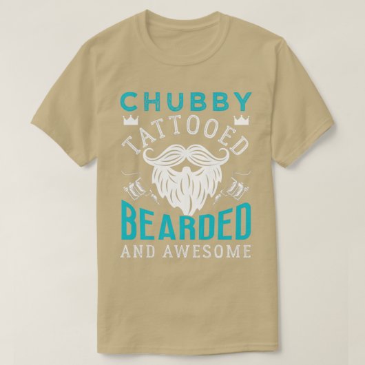 Chubby met tatoeages en Geweldige cadeaus T-shirt (Design voorkant)