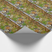 Chubby schattige chipmunk op houten stump cadeaupapier (Hoek)
