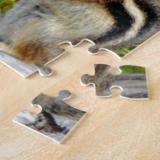 Chubby schattige chipmunk op houten stump legpuzzel (Zijkant)