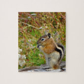 Chubby schattige chipmunk op houten stump legpuzzel (Verticaal)