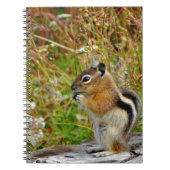 Chubby schattige chipmunk op houten stump notitieboek (Voorkant)