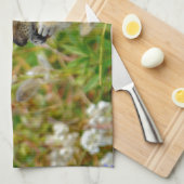 Chubby schattige chipmunk op houten stump theedoek (Quarter Fold)