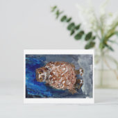 Chubby-uil met diepe blauwe achtergrond briefkaart (Staand voorkant)