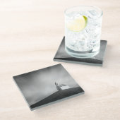 Chuch op een heuvel zwart-wit glazen onderzetter (Schuin)