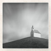 Chuch op een heuvel zwart-wit glazen onderzetter (Voorkant)