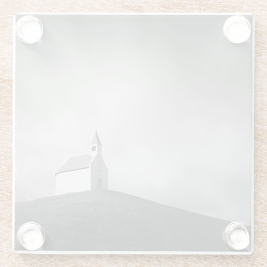 Chuch op een heuvel zwart-wit glazen onderzetter (Achterkant)