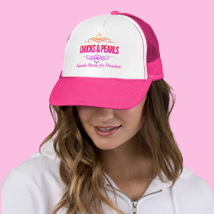 Chucks & Pearls stemmen op Kamala Trucker Pet