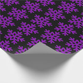Chunky Paarse sneeuwvlokken op zwart Cadeaupapier (Hoek)