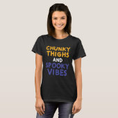 Chunky Thighs and Spooky Vibes  Thick Girl Hallowe T-shirt (Voorkant volledig)