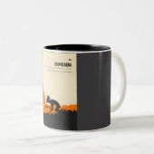 Chupacabra Cryptid Cryptozoology Poster Tweekleurige Koffiemok (Voorkant rechts)