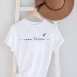 Ciao Bella | Italiaans modern script met hart T-shirt<br><div class="desc">hallo,  mooi! Dit zwarte en witte shirt in de Italiaanse taal voegt een stijlvol design toe aan elk van uw outfits. De moderne,  elegante zwarte manuscripttypografie verschijnt met een hand-getrokken hart,  voor een shirt dat perfect in Italië zal worden begrepen of waar uw reizen u nemen!</div>