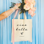 Ciao Bella | Italiaans modern script met hart Tote Bag<br><div class="desc">Hallo Mooi! Deze canvas tas in het Italiaans voegt een chique stijl toe aan je outfit. Moderne,  elegante zwarte scripttypografie verschijnt met een handgetekend hart,  voor een tas dat perfect begrepen zal worden in Italië of waar uw reizen u ook brengen!</div>