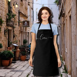 Ciao - groeten in Italiaans zwart Schort<br><div class="desc">Introductie van ons chique schort met een elegant, handgeschreven tekstontwerp met stijlvolle swashes in tijdloos zwart-wit. Het hoogtepunt? Hallo Een vrolijke "Ciao" - de beroemde Italiaanse begroeting die moeiteloos zegt "met flair en warmte." Deze moderne creatie van Lumirala combineert verfijning met een vleugje Italiaanse charme. Perfect voor: Gourmet Chefs: voeg...</div>