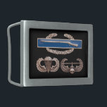 CIB Airborne Air Assault Gesp<br><div class="desc">Originele foto van een Combat Infanteriebadge (CIB) boven vliegervleugels en vleugelvliegtuigen</div>