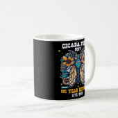 Cicada's 2024 T-shirt Koffiemok (Voorkant rechts)