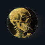 Cigarette van Vincent van Gogh Ronde Button 5,7 Cm<br><div class="desc">De schedel met Burning Cigarette van Vincent van Gogh is een fijne kunstpost van impressionisme, die nog steeds het leven schildert. Een portret van het roken van het menselijk skelet. Geweldig afbeelding voor antirookproducten. Roken doodt elk jaar 1.000 mensen, helpt iemand om vandaag met roken te stoppen. Geweldig afbeelding voor...</div>