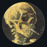 Cigarette van Vincent van Gogh Ronde Sticker<br><div class="desc">De schedel met Burning Cigarette van Vincent van Gogh is een fijne kunstpost van impressionisme, die nog steeds het leven schildert. Een portret van het roken van het menselijk skelet. Geweldig afbeelding voor antirookproducten. Roken doodt elk jaar 1.000 mensen, helpt iemand om vandaag met roken te stoppen. Geweldig afbeelding voor...</div>