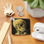 Cigarette van Vincent van Gogh Sleutelhanger<br><div class="desc">De schedel met Burning Cigarette van Vincent van Gogh is een fijne kunstpost van impressionisme, die nog steeds het leven schildert. Een portret van het roken van het menselijk skelet. Geweldig afbeelding voor antirookproducten. Roken doodt elk jaar 1.000 mensen, helpt iemand om vandaag met roken te stoppen. Geweldig afbeelding voor...</div>