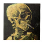 Cigarette van Vincent van Gogh Tegeltje<br><div class="desc">De schedel met Burning Cigarette van Vincent van Gogh is een fijne kunstpost van impressionisme, die nog steeds het leven schildert. Een portret van het roken van het menselijk skelet. Geweldig afbeelding voor antirookproducten. Roken doodt elk jaar 1.000 mensen, helpt iemand om vandaag met roken te stoppen. Geweldig afbeelding voor...</div>