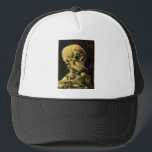 Cigarette van Vincent van Gogh Trucker Pet<br><div class="desc">De schedel met Burning Cigarette van Vincent van Gogh is een fijne kunstpost van impressionisme, die nog steeds het leven schildert. Een portret van het roken van het menselijk skelet. Geweldig afbeelding voor antirookproducten. Roken doodt elk jaar 1.000 mensen, helpt iemand om vandaag met roken te stoppen. Geweldig afbeelding voor...</div>
