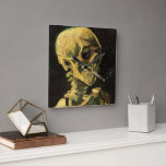 Cigarette van Vincent van Gogh Vierkante Klok<br><div class="desc">De schedel met Burning Cigarette van Vincent van Gogh is een fijne kunstpost van impressionisme, die nog steeds het leven schildert. Een portret van het roken van het menselijk skelet. Geweldig afbeelding voor antirookproducten. Roken doodt elk jaar 1.000 mensen, helpt iemand om vandaag met roken te stoppen. Geweldig afbeelding voor...</div>