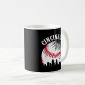 Cincinnati Skyline City Baseball op Gameday Koffiemok (Voorkant rechts)