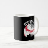 Cincinnati Skyline City Baseball op Gameday Koffiemok (Voorkant rechts)