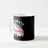 Cincinnati Skyline City Baseball op Gameday Koffiemok (Voorkant links)