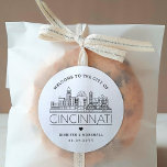 Cincinnati Skyline | Welkomstbericht voor bruiloft Ronde Sticker<br><div class="desc">Verbeter uw huwelijksonthaalpakketten of de gunsten van de gebeurtenispartij met een douaneset van welkomststickers! Deze elegante maar toch minimalistische stickers zijn op maat gemaakt voor een bruiloft die plaatsvindt in de prachtige stad Cincinnati. Ze hebben een moderne skyline met de naam van de stad eronder geïntegreerd. Alle elementen van het...</div>