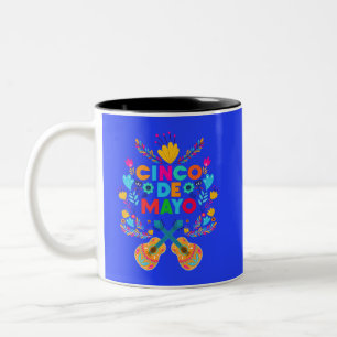 Cinco De Mayo bloemen en gitaren Tweekleurige Koffiemok