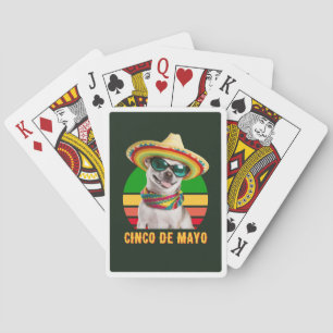 Cinco de Mayo sombrero Chihuahua met zonnebrillen Pokerkaarten