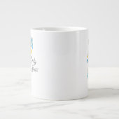 Cindy Beer Holding Parasol Grote Koffiekop (Voorkant)