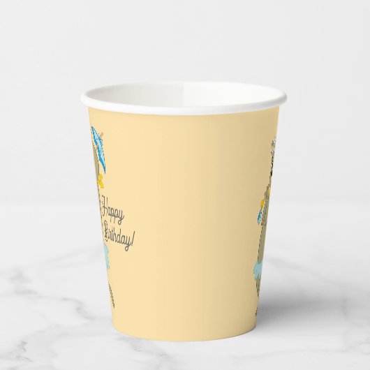 Cindy Beer Holding Parasol Papieren Bekers (Links)