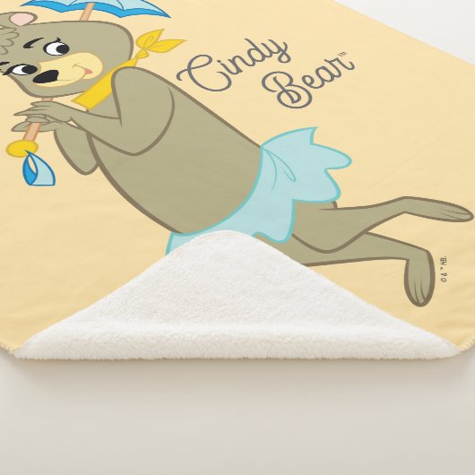 Cindy Beer Holding Parasol Sherpa Deken (3/4)