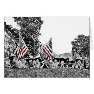 Circa 1910: Vrouwen met een Amerikaanse vlag