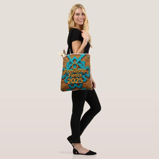 Circle Fiesta Tote Bag (Op model)