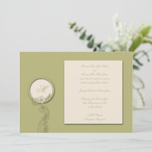 Circle Monogram Green en Creme Wedding Invitation Kaart (Staand voorkant)
