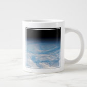 Circulaire wolkvorming boven de Stille Zuidzee. Grote Koffiekop (Rechts)