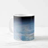 Circulaire wolkvorming boven de Stille Zuidzee. Koffiemok (Voorkant links)