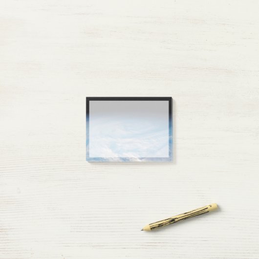 Circulaire wolkvorming boven de Stille Zuidzee. Post-it® Notes (Op bureau)