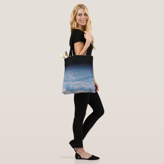 Circulaire wolkvorming boven de Stille Zuidzee. Tote Bag (Op model)