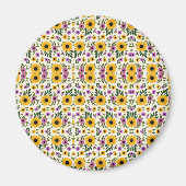Circular floral button with vibrant yellow magneet (Voorkant)